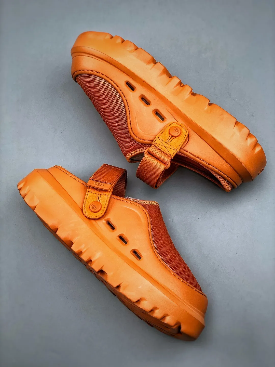 💰440 support store L/UGG summer new snow answer SKTA classic simple, comfortable and versatile, fashionable and casual, thick sole, comfortable, lightweight and breathable clog shoes, silent, wear-resistant and anti-wear. It is a vitality bomb in summer, full of youthful vitality, mesh material is breathable and light, super cool to wear in summer. Adjustable buckle design, convenient and considerate. The thick sole is non-slip and makes walking stable. Whether you are playing on the beach or strolling in the city streets, it can make you full of energy and become the center of attention ~ Size: 38-44